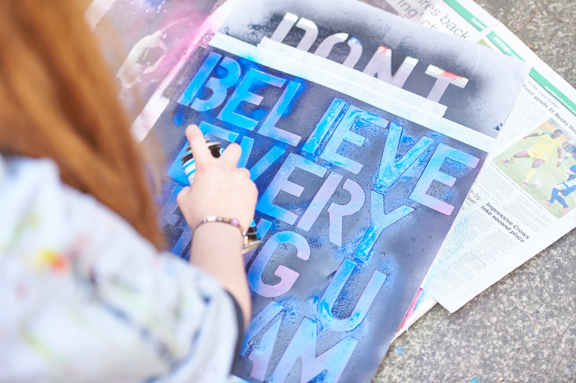 Image of student doing art to illustrate link to 'Art & Design GCSE'